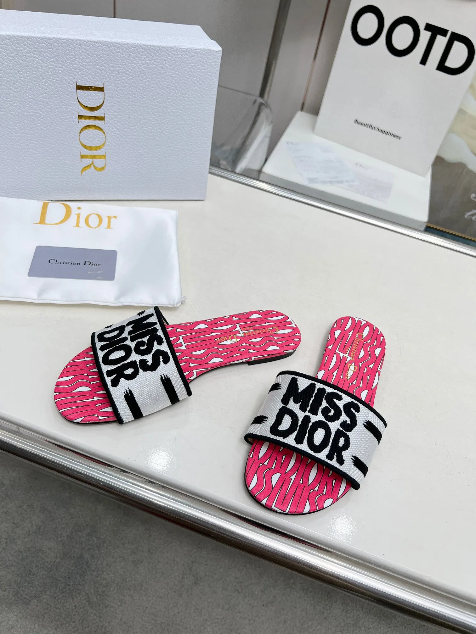👟👟Ex-factory price 300👟👟 •Dior women's presbyopic embroidered leather-soled slippers Christian Dior has always been synonymous with magnificence and elegance, and has always been at the top of the fashion world👍 What is particularly worth mentioning is: the embroidered ✨ pattern on the sole, which reproduces one of the cherished symbols of Christian Dior✅More than a hundred colors to choose from ◽️️Upper: selected top-quality embroidered cotton ◽️Inner lining: imported sheepskin ◽Number 35-40 (41.42.43 customized)